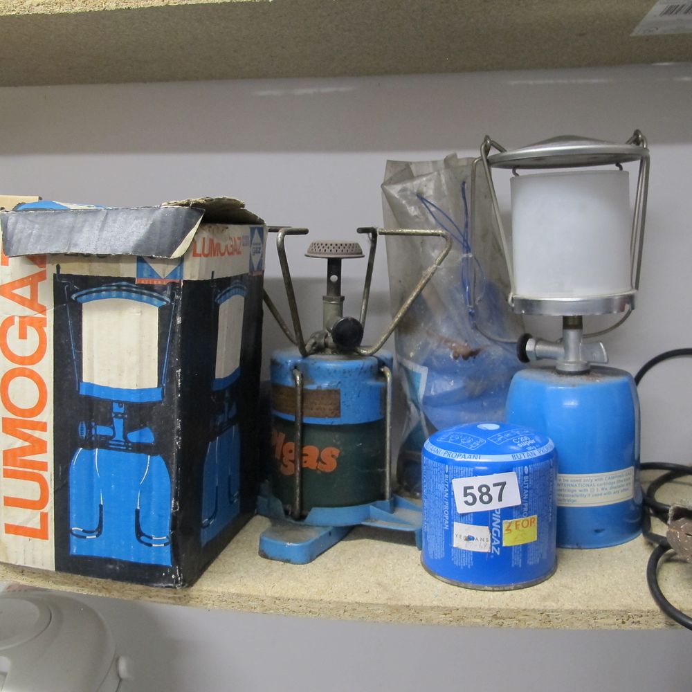 Lot 587: Camping lamp, stove etc