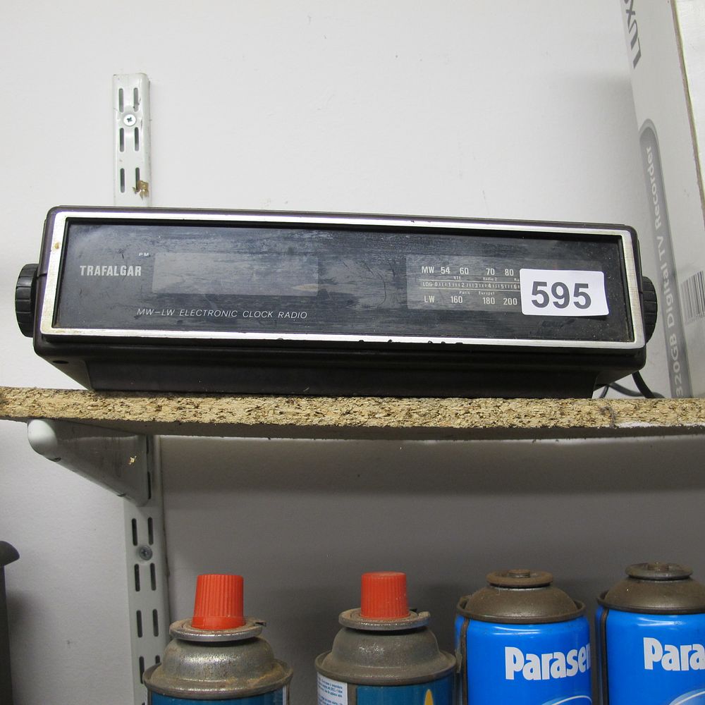 Lot 595: Trafalgar clock radio
