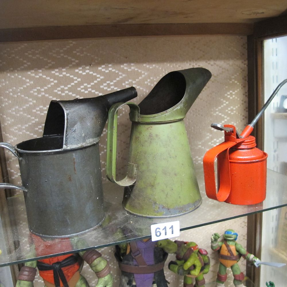 Lot 611: Vintage oil cans/jugs