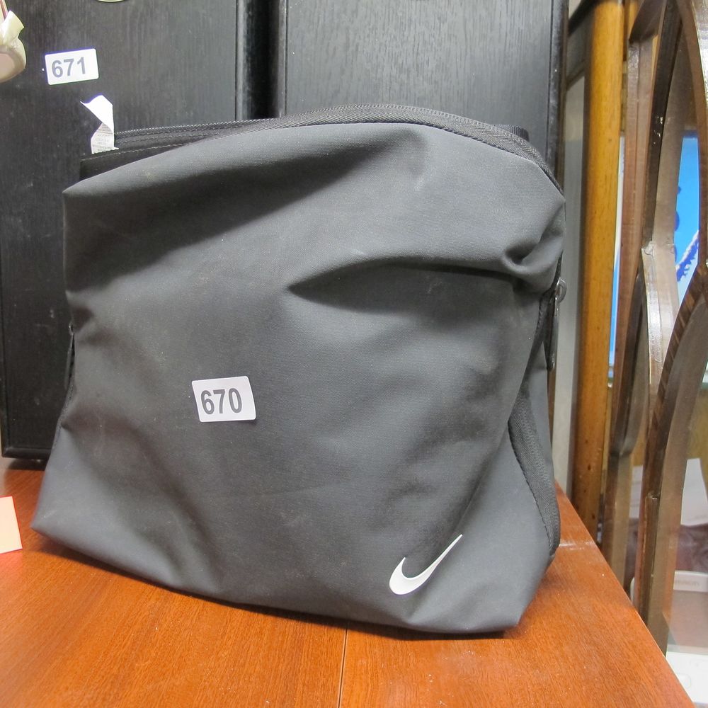 Lot 670: nike sports bag