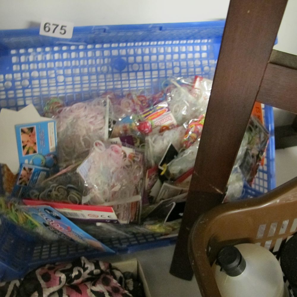 Lot 675: Large quantity of loom bands