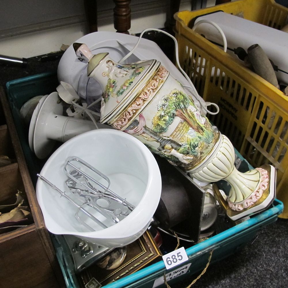 Lot 685: A box of misc
