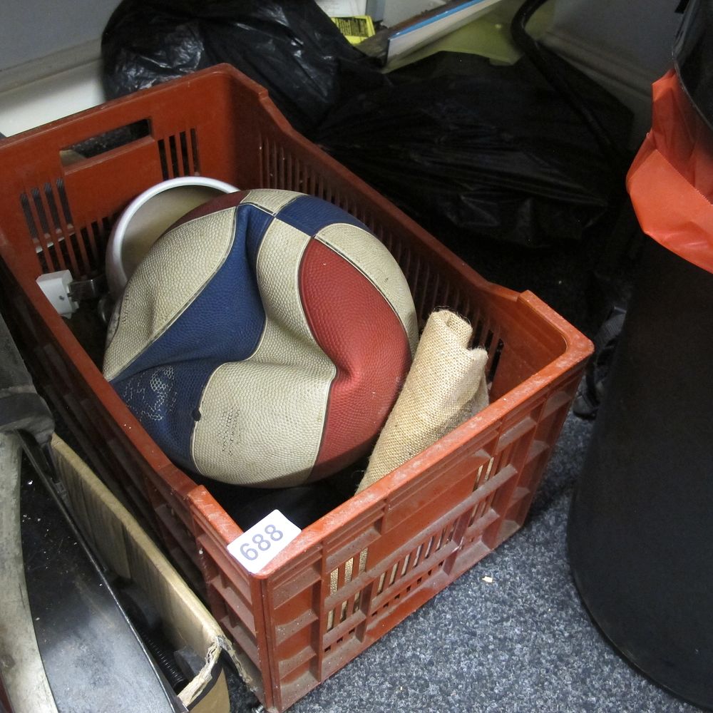 Lot 688: A box of misc.