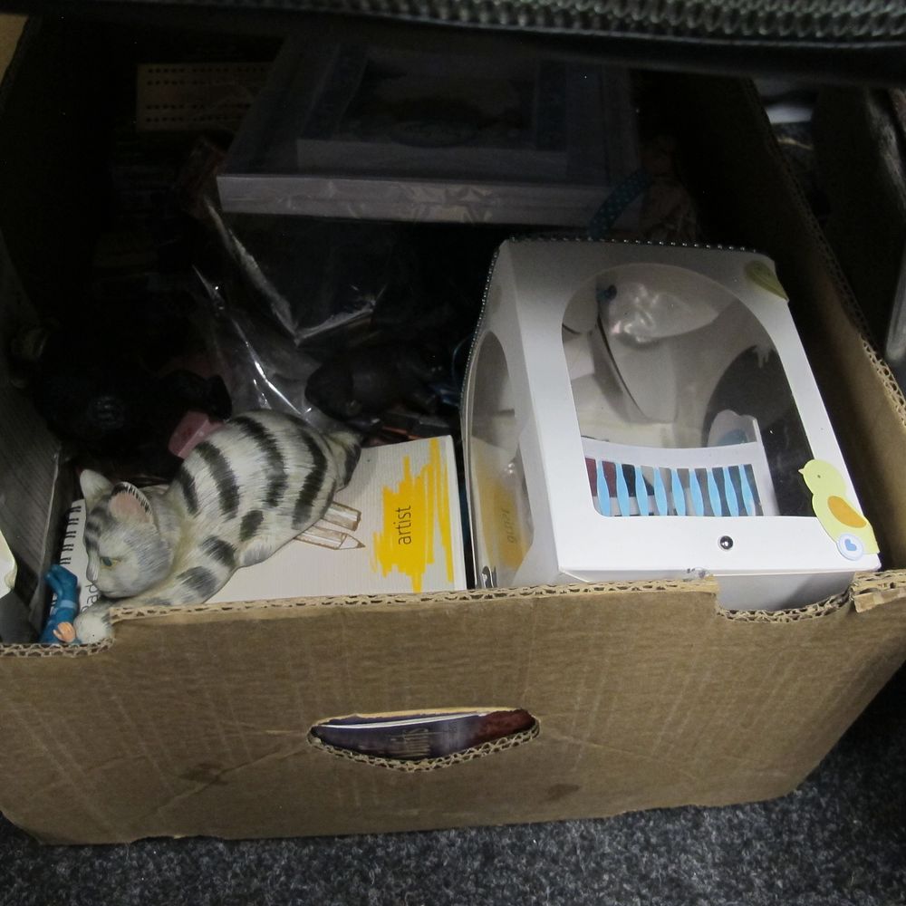 Lot 693: A box of misc.