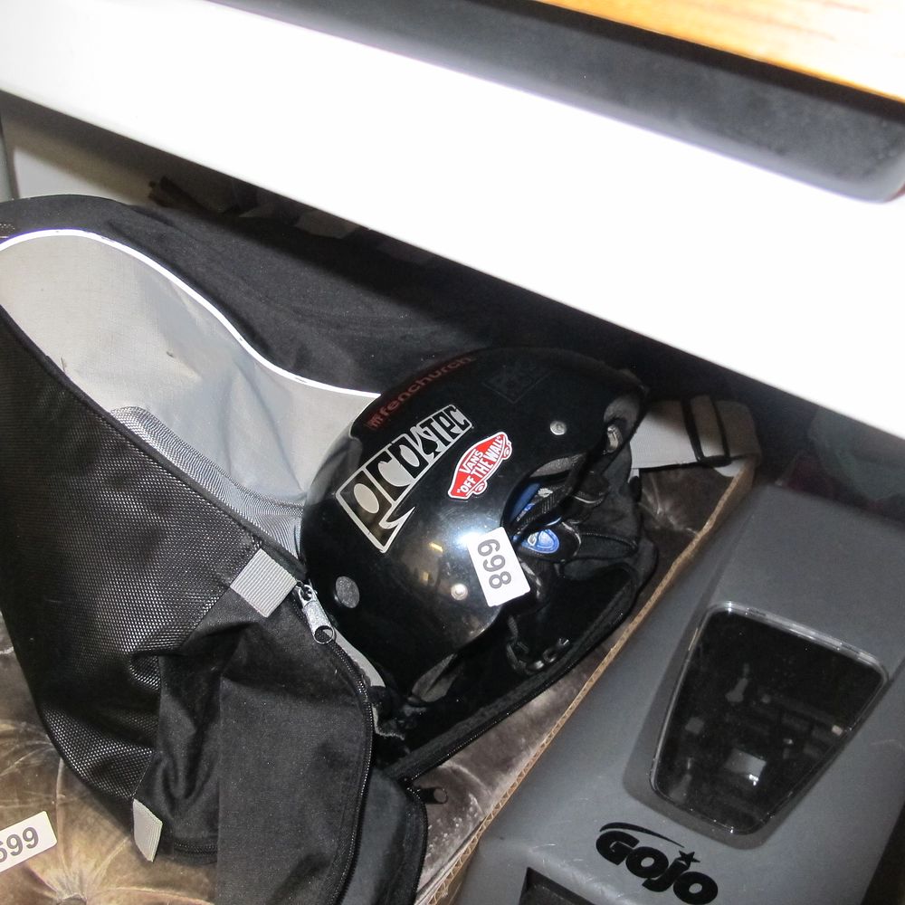 Lot 698: Skateboarding helmet