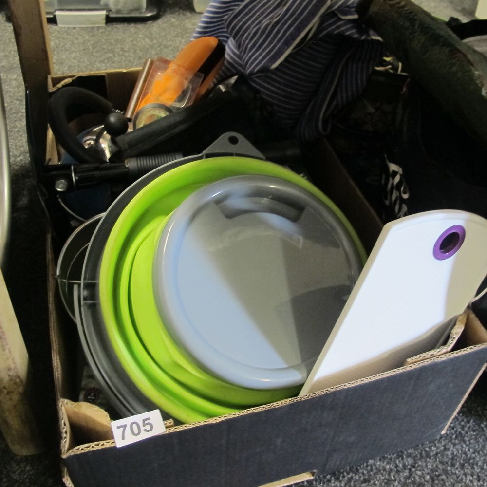Lot 705: A box of misc.