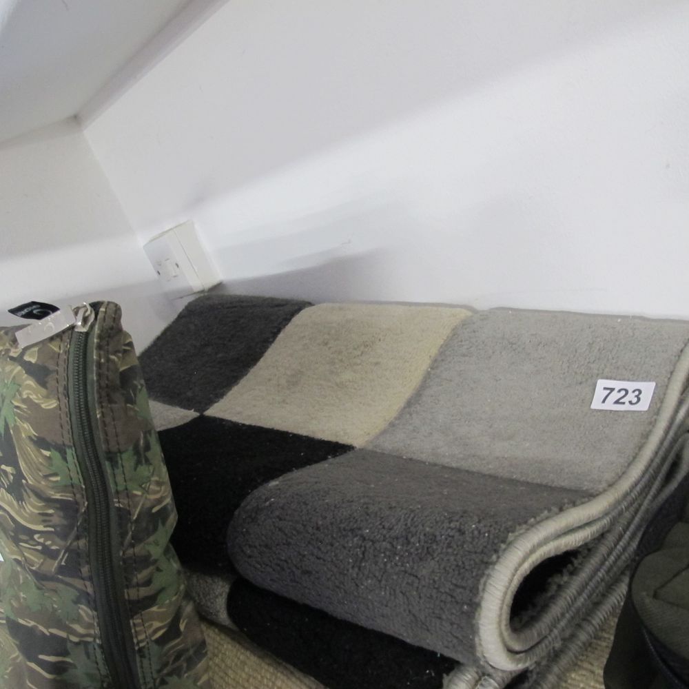Lot 723: Rug