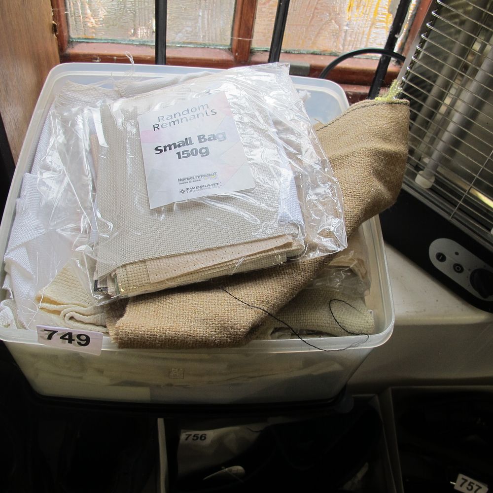 Lot 749: Sewing craft items