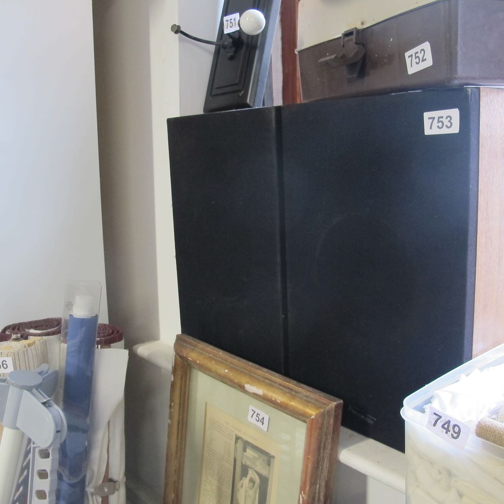 Lot 753: Stereo speakers