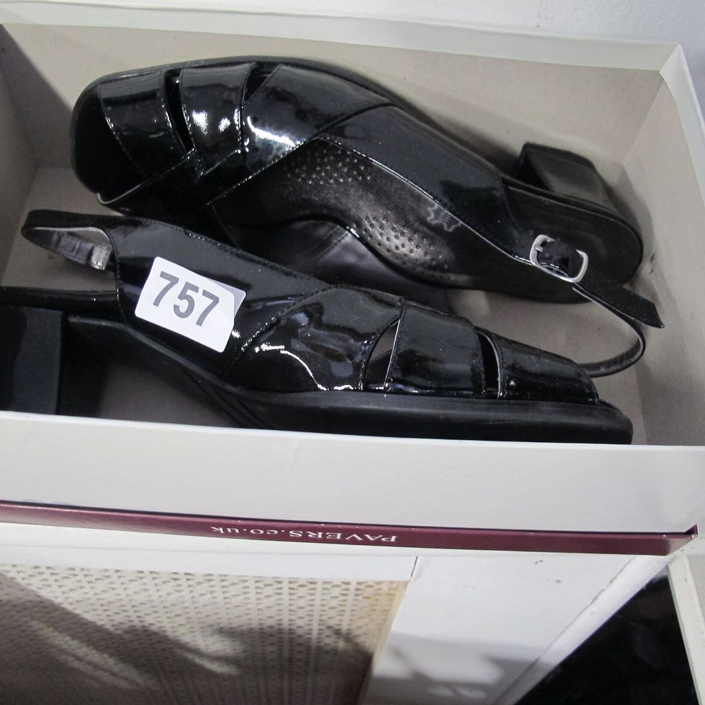 Lot 757: Black leather ladies shoes