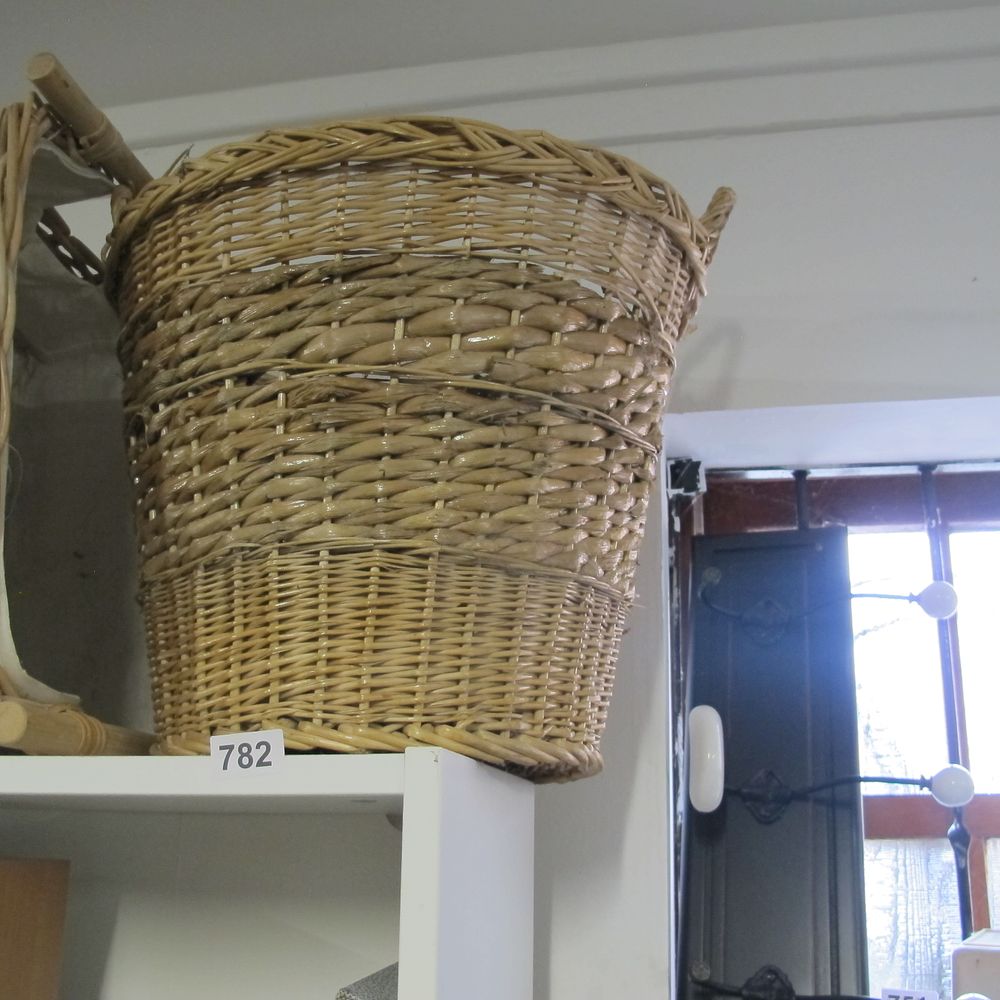 Lot 782: Wicker basket