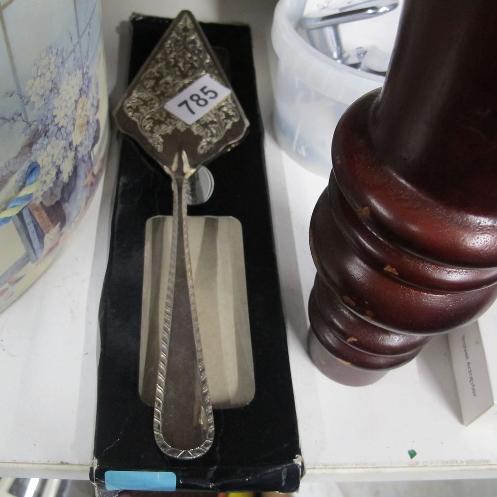 Lot 785: Cake slice
