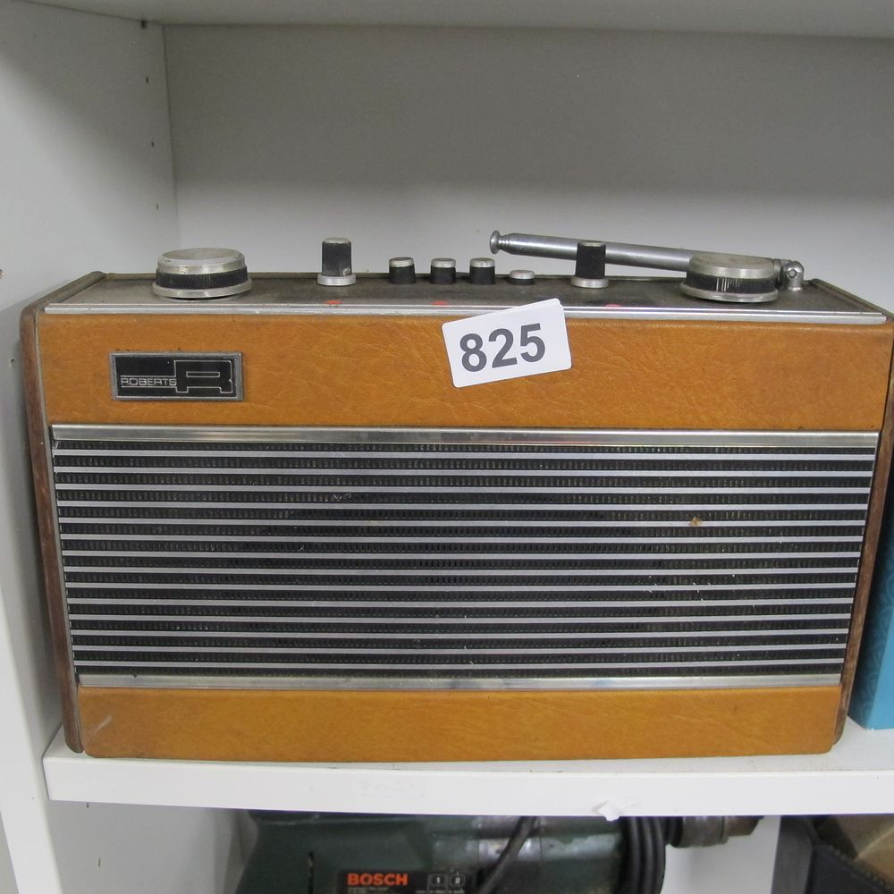 Lot 825: Vintage Roberts radio