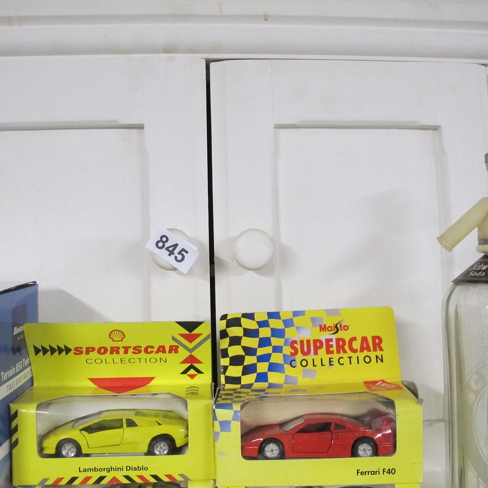 Lot 845: 2 Maisto diecast cars