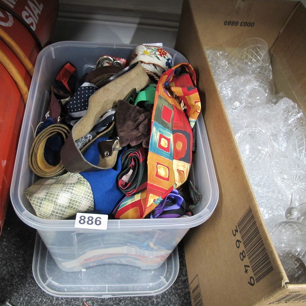 Lot 886: Box of misc.