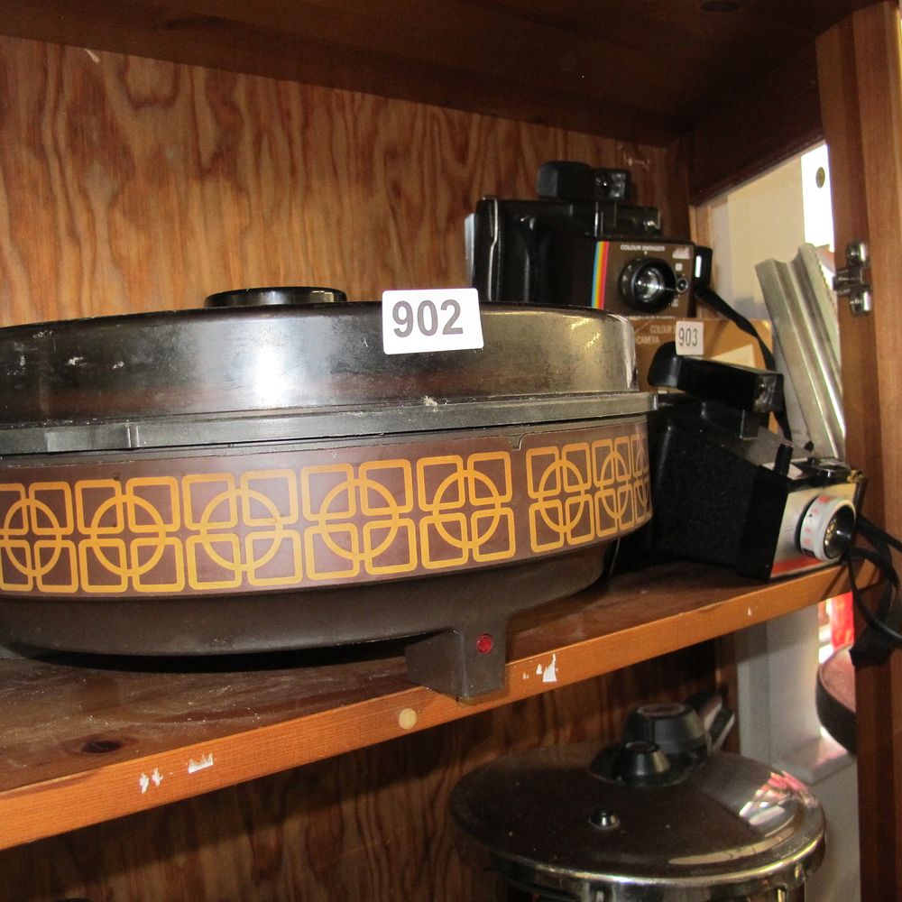 Lot 902: A slow cooker