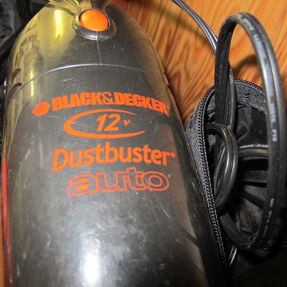 Lot 904: Black and Decker dustbuster auto
