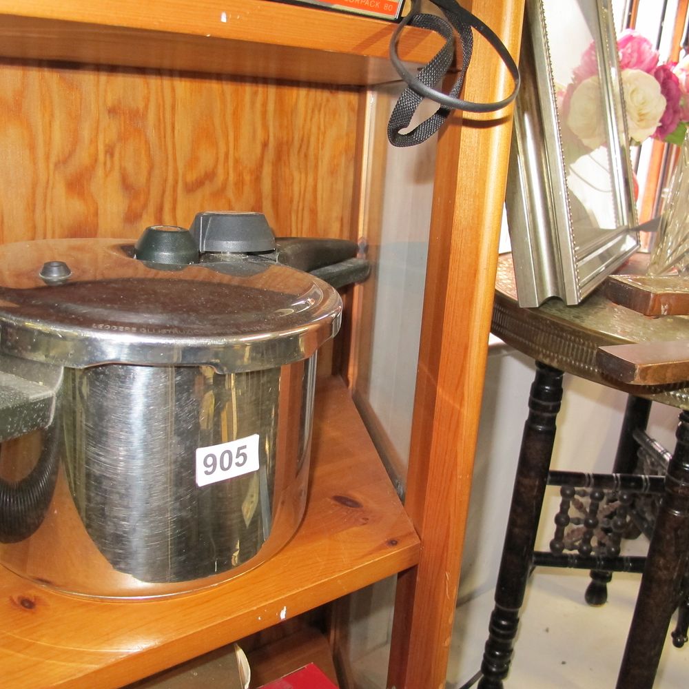 Lot 905: Pressure cooker