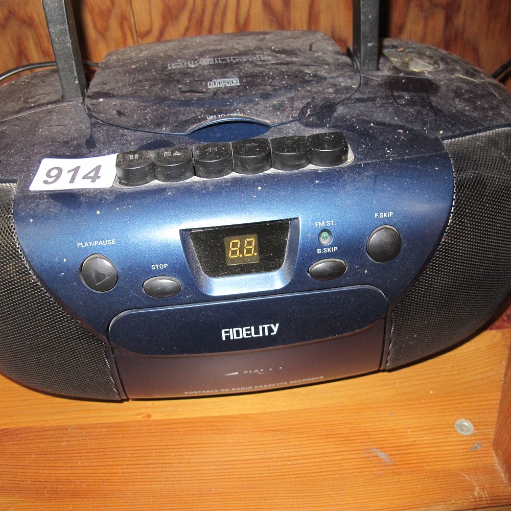 Lot 914: Fidelity CD radio cassette