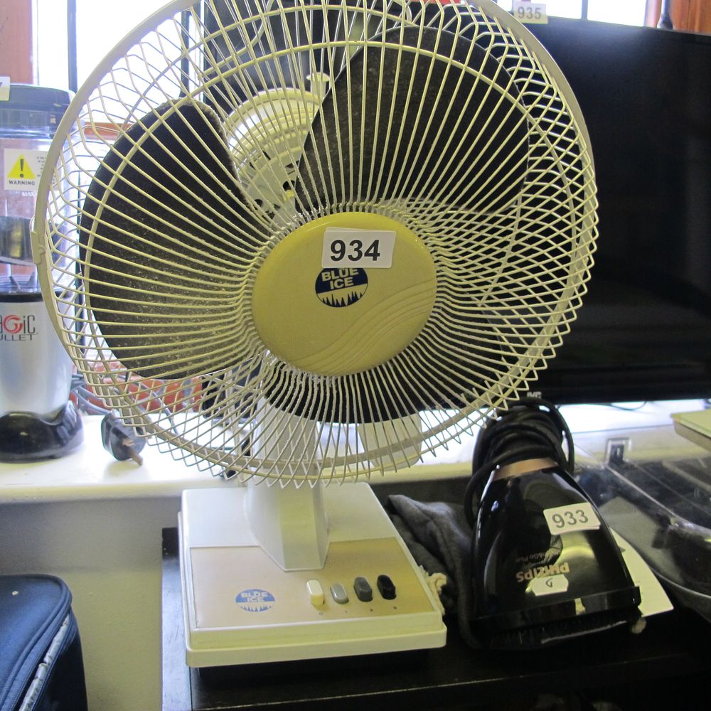 Lot 934: Desktop fan