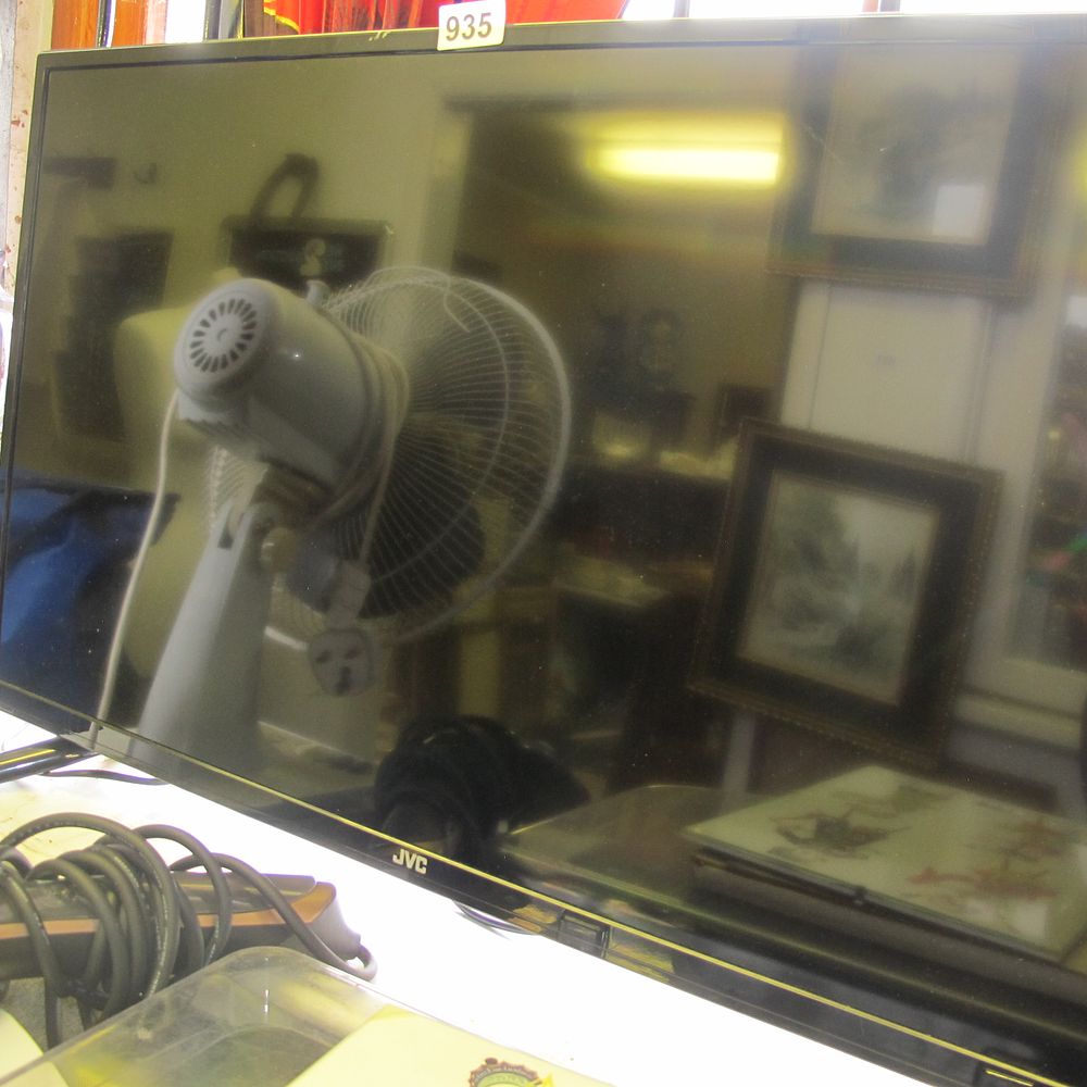 Lot 935: 32 inch JVC LT32C 365 tv with built...