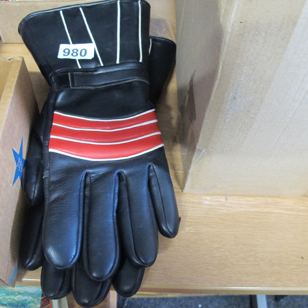 Lot 980: Motorcycle gauntlets