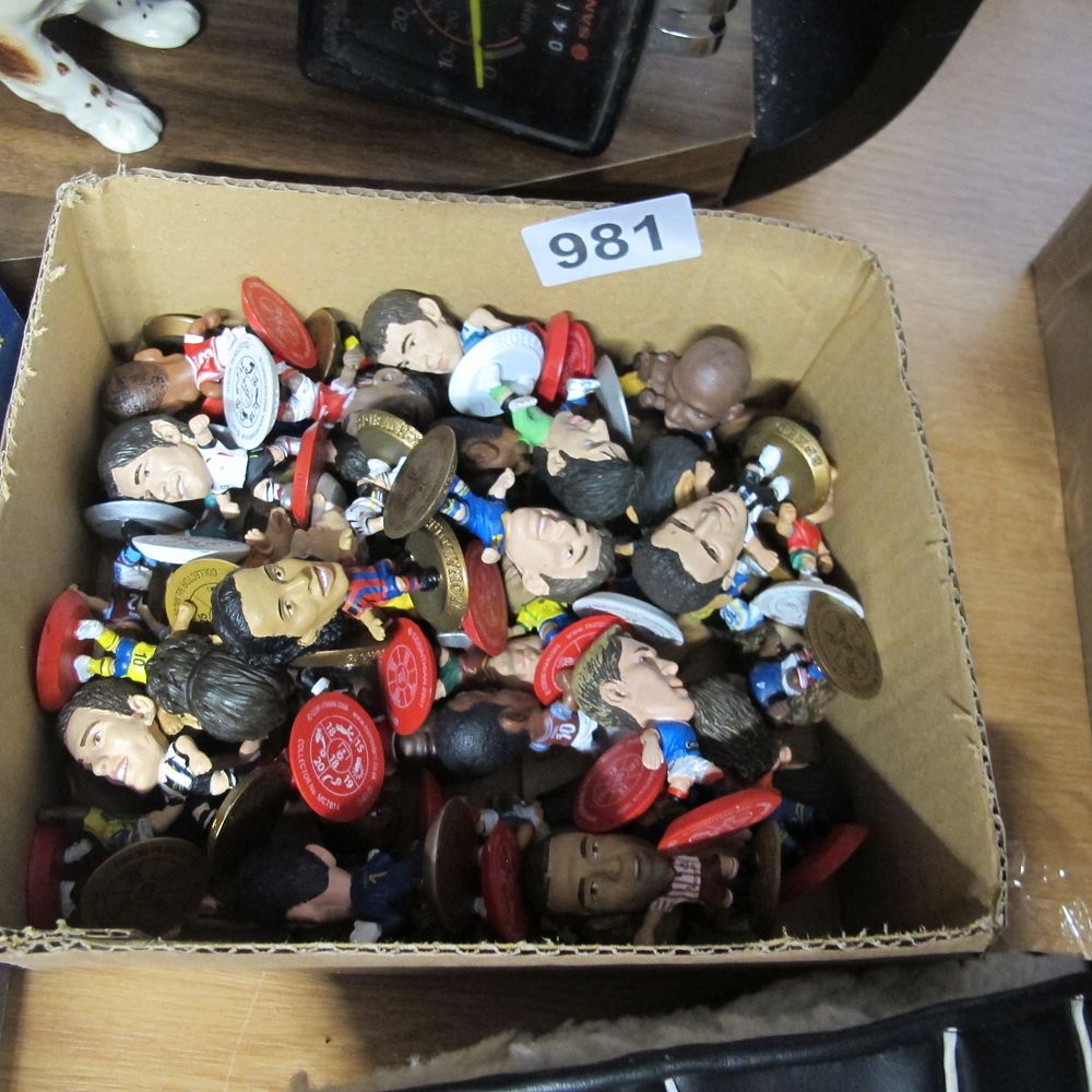 Lot 981: football figurines