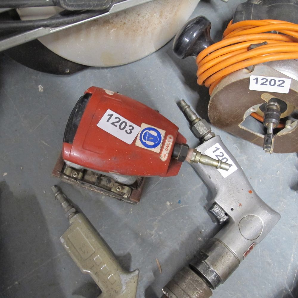 Lot 1203: pneumatic air sander