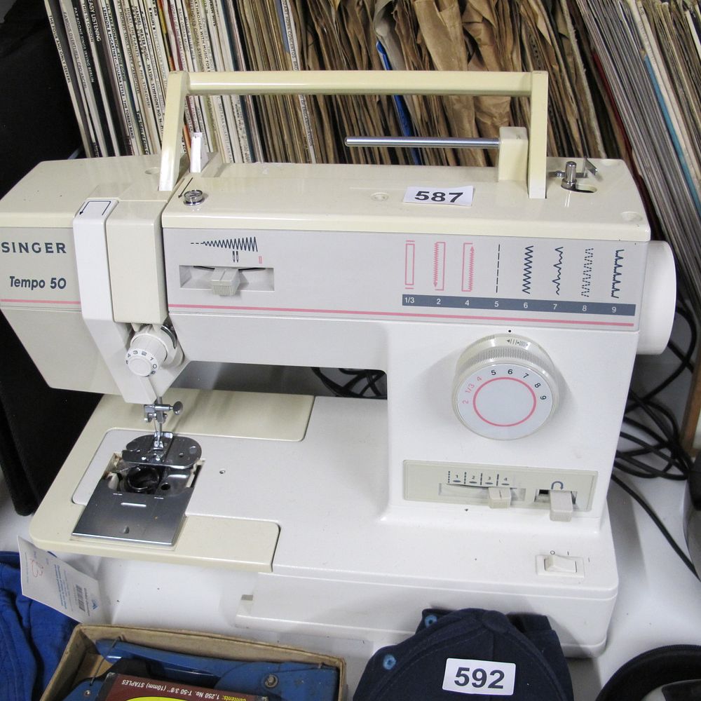 Lot 587: Singer Tempo 50 Off-White Sewing Machine
