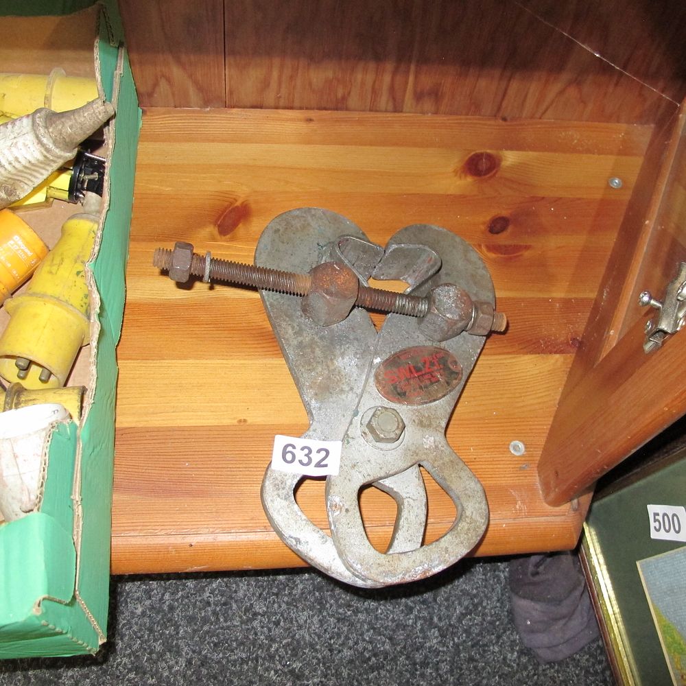 Lot 632: Pair of 2-Tonne SWL Lifting Clamps