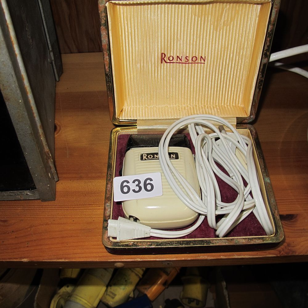 Lot 636: Ronson Electric Razor in Beige Case