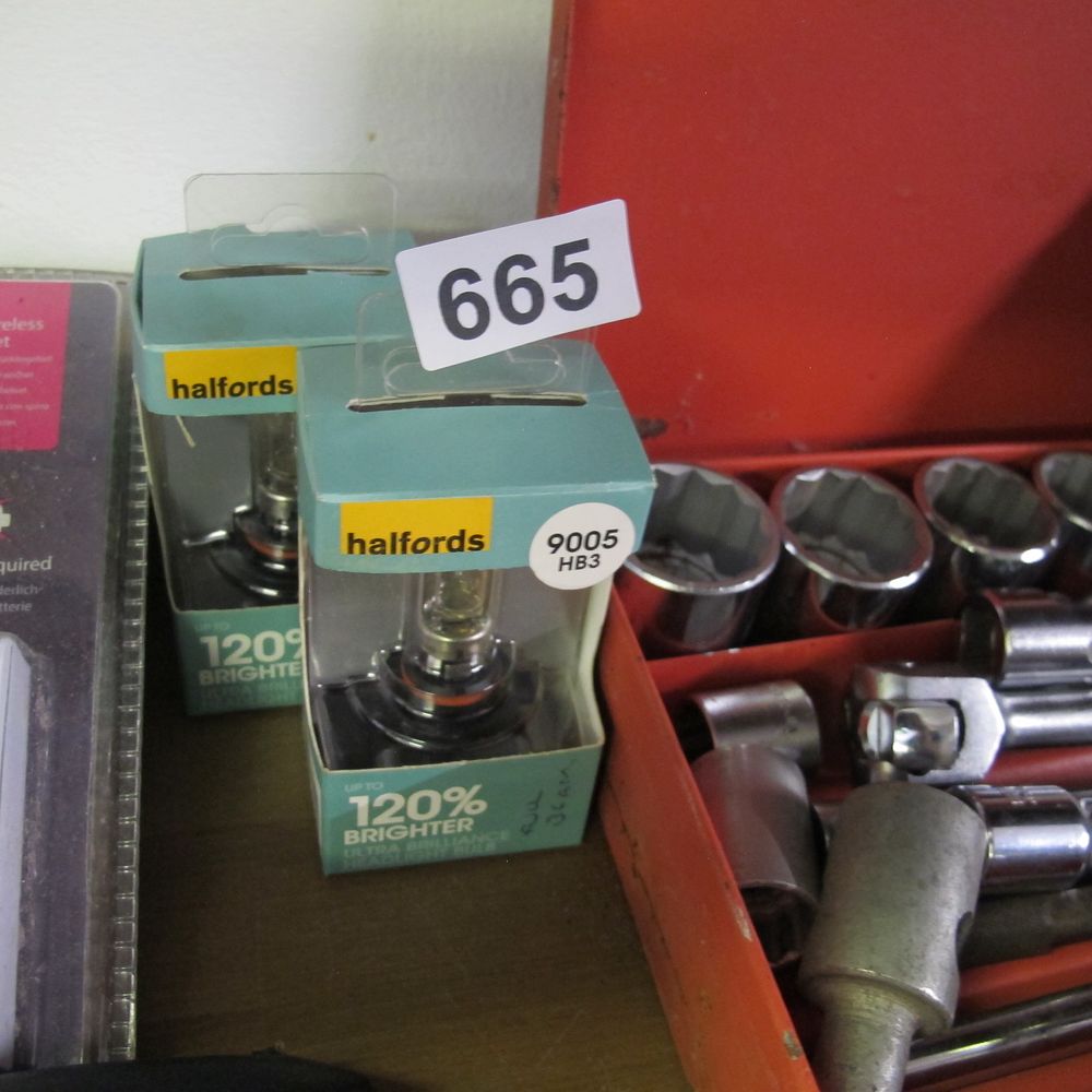 Lot 665: Pair of Halfords Halogen 9005 HB3 Ultra Brilliance...