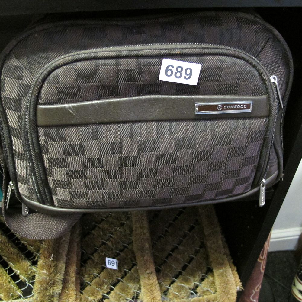 Lot 689: CONWOOD Checkered Travel Bag