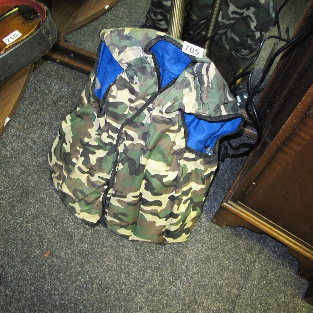 Lot 705: Sleeveless Camouflage Quilted Vest weighted