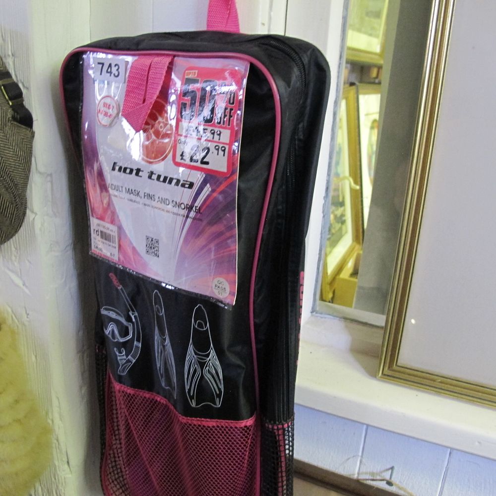 Lot 743: Hot Tuna Adult Mask, Fins, and Snorkel Set...