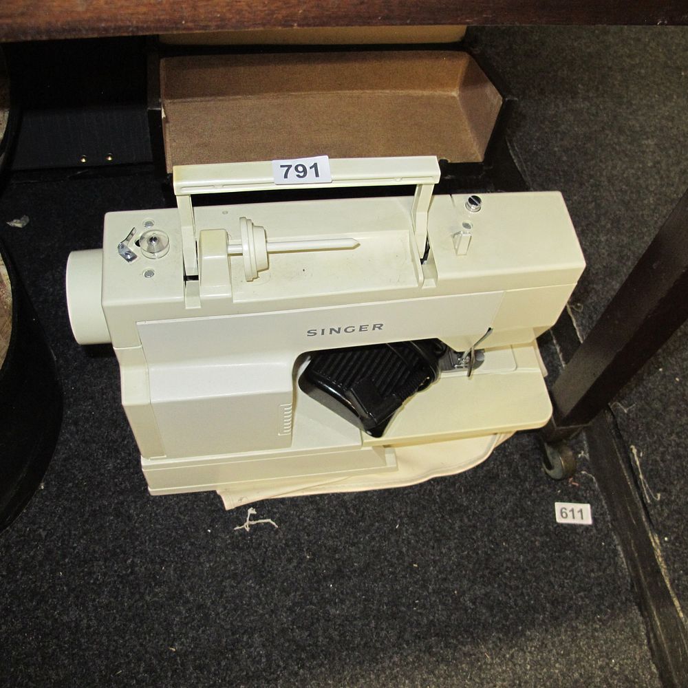 Lot 791: Off-White Singer Sewing Machine