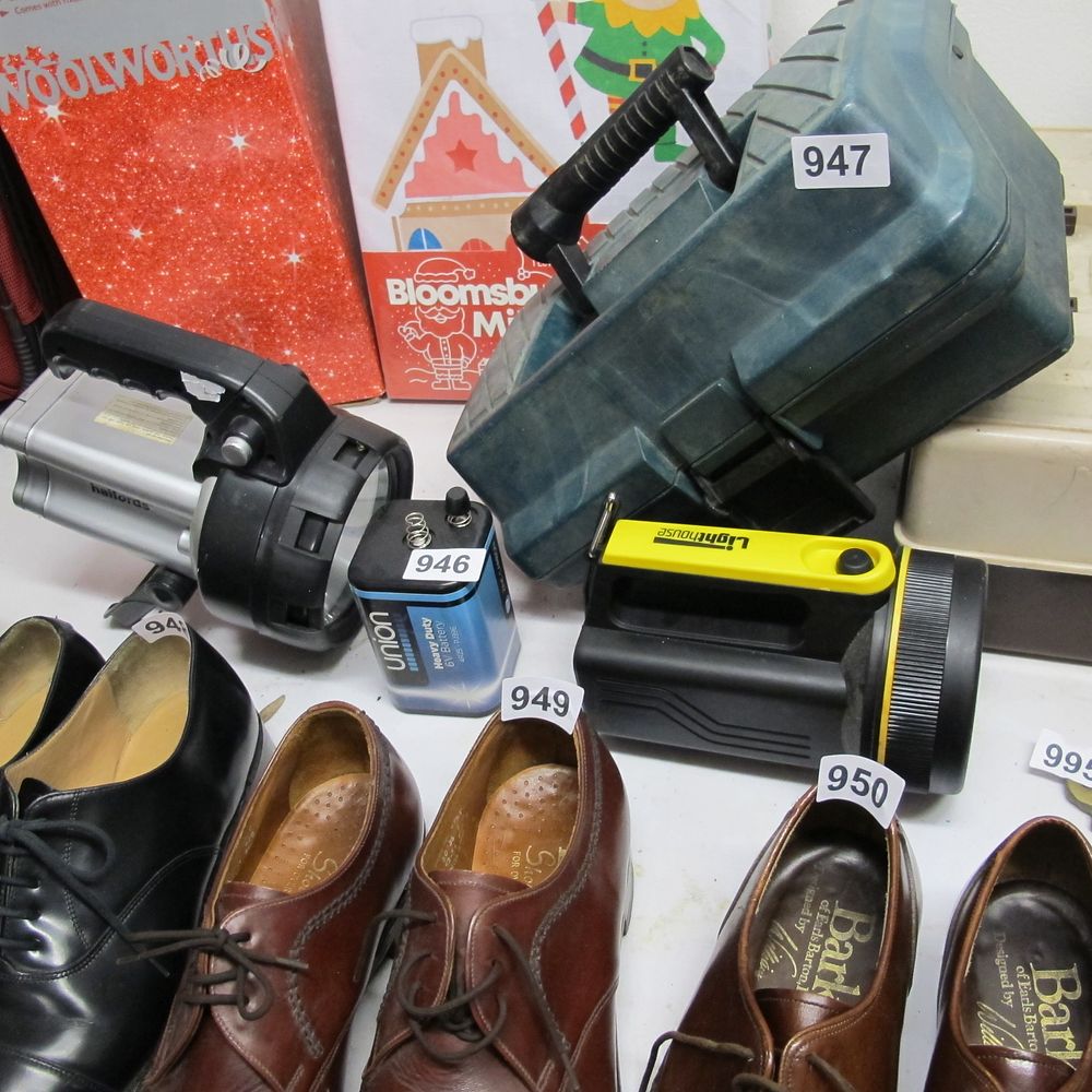 Lot 946: flashlights