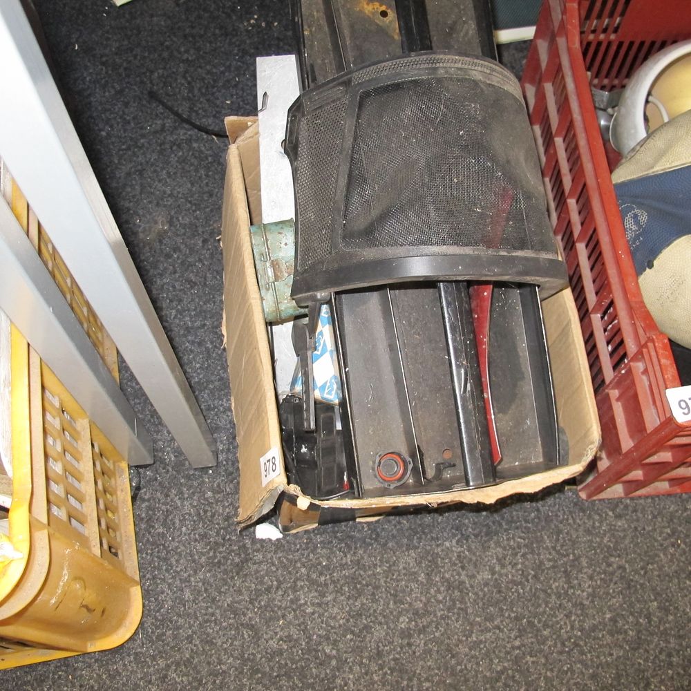 Lot 978: Box of Various Automotive Parts