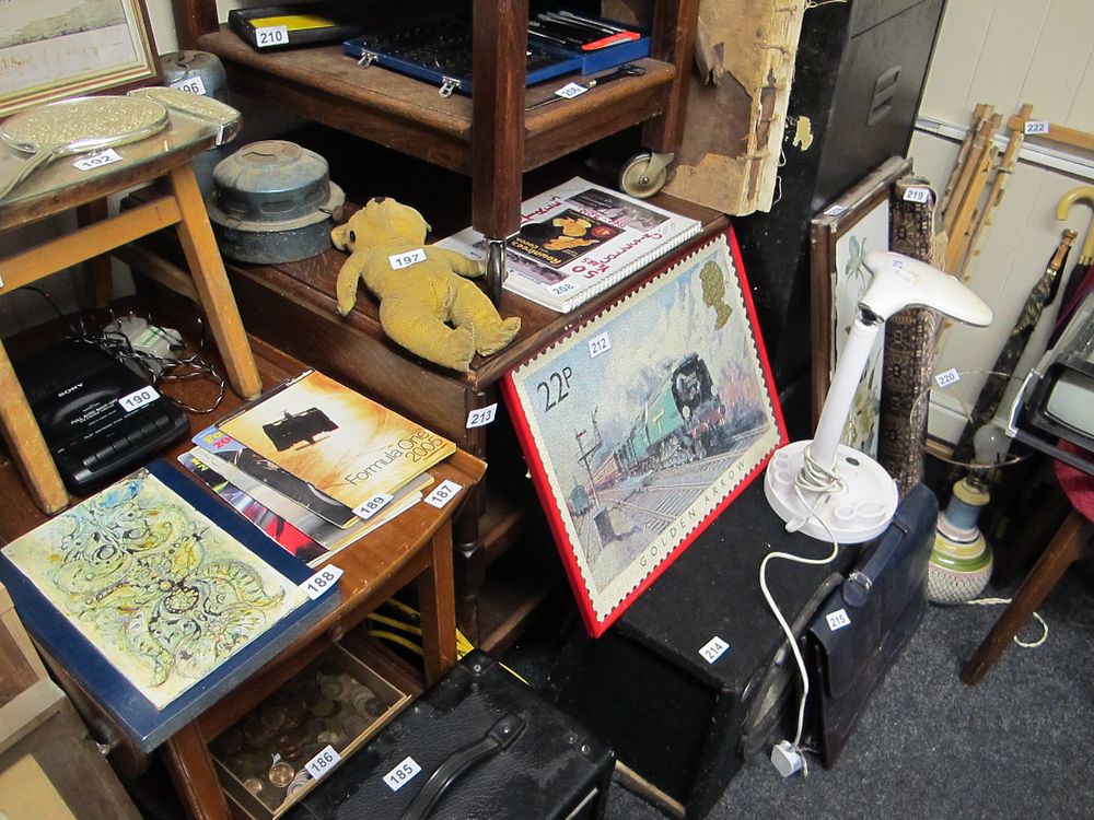 Lot 213: Vintage drop leaf table