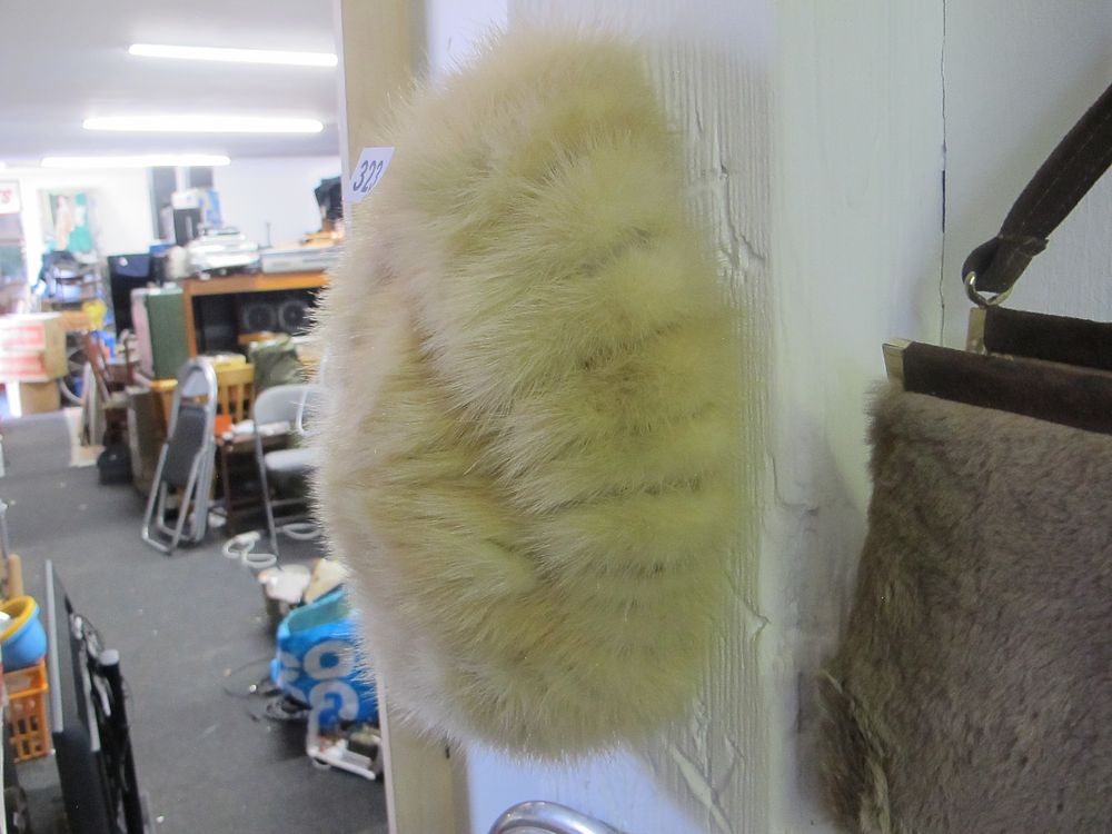 Lot 323: A Cream Fur Accessory