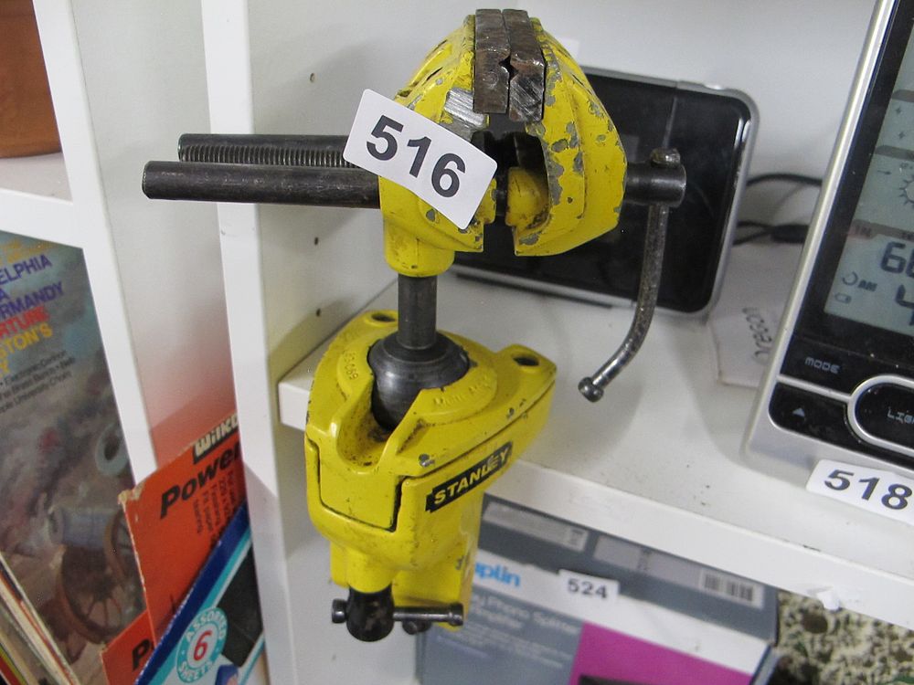 Lot 516: A Stanley Compact Yellow-Painted Metal Bench Vise with...