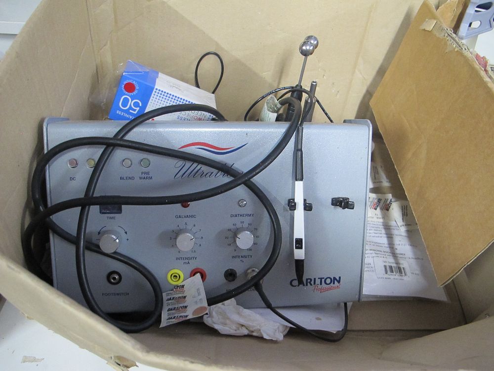 Lot 582: Carlton Professional Ultrablend Electronic Professional Epilator 