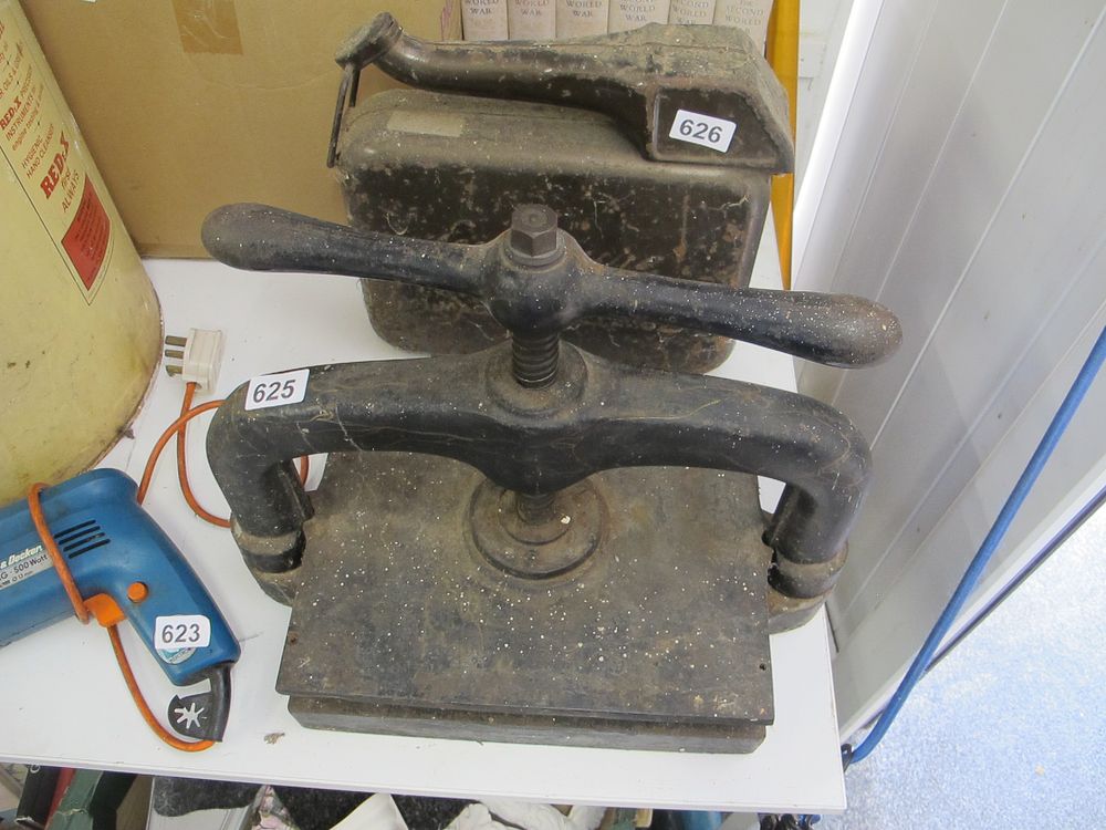 Lot 625: A Late 19th/Early 20th Century Cast Iron Press
