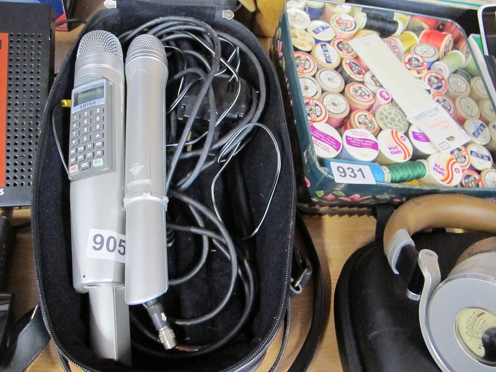 Lot 905: A Kareoke device that has hundreds of songs...