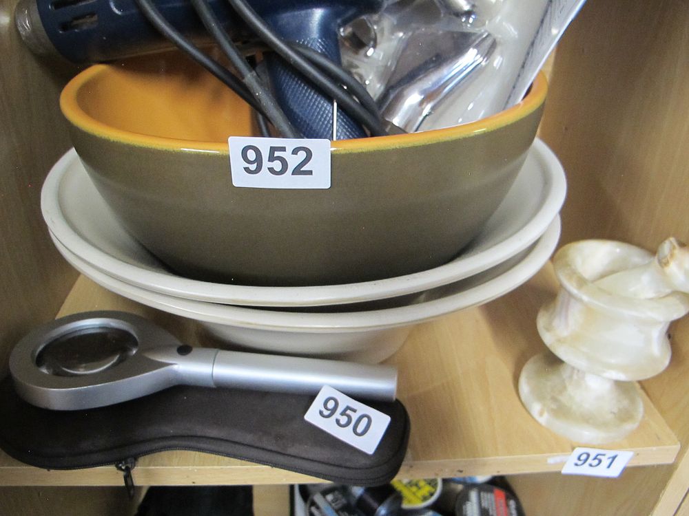 Lot 952: A Mixed Lot of Modern Ceramics,