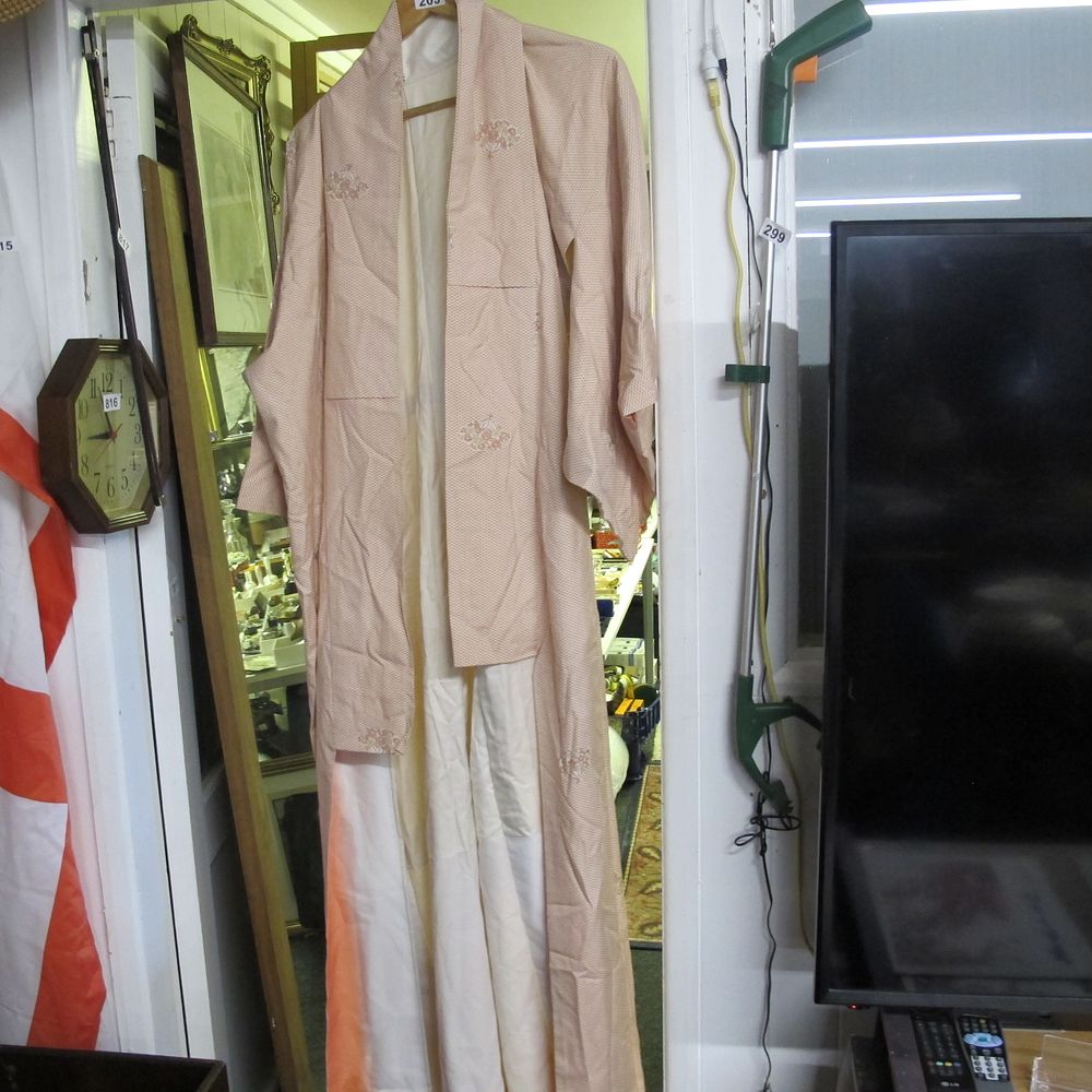 Lot 205: A Women's Dear Vanilla Japanese Silk Homongi Kimono