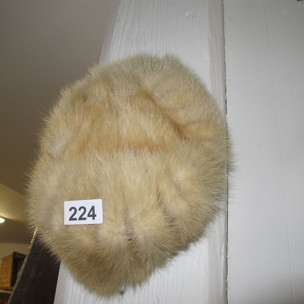 Lot 224: A Vintage Blond Mink Fur Hat