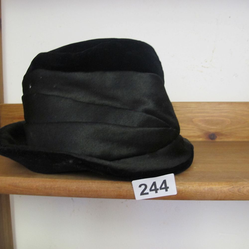 Lot 244: Vintage 1950s/60s Black Velvet Slouchy Hat