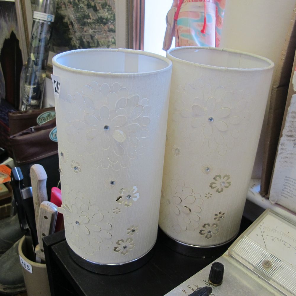 Lot 266: A Pair of GILDE 'Dandelion Flower' Table Lamps