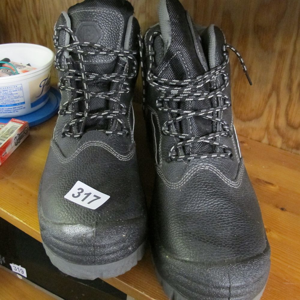 Lot 317: Pair of Men's Black Lace-Up Safety Work Boots
